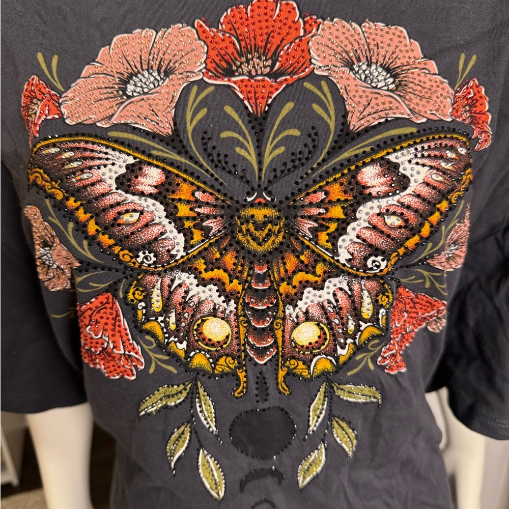 Torrid Charcoal Tee with Butterfly and Floral Design NWT size 5